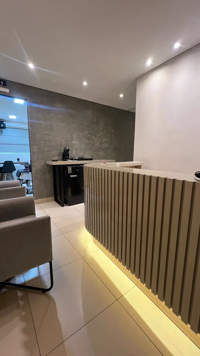 Ambiente residencial com projeto luminotécnico e iluminação planejada