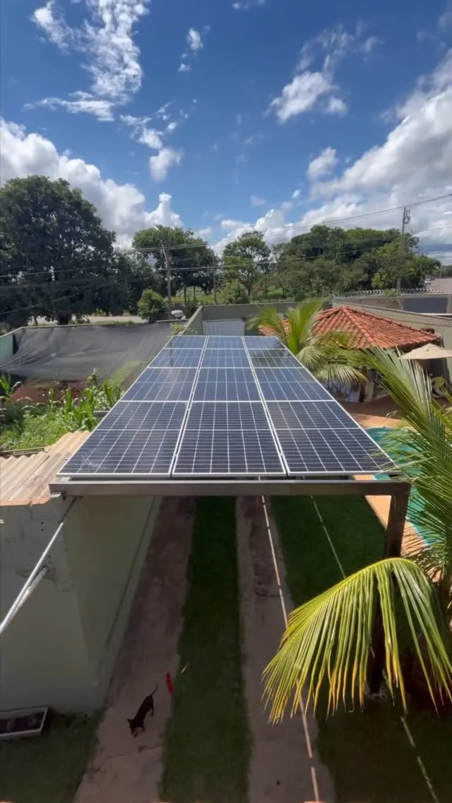 Painéis solares instalados em projeto residencial carport