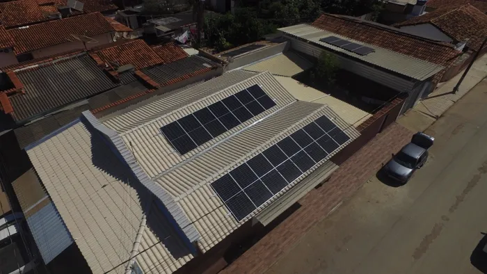Vista aérea de sistema fotovoltaico residencial