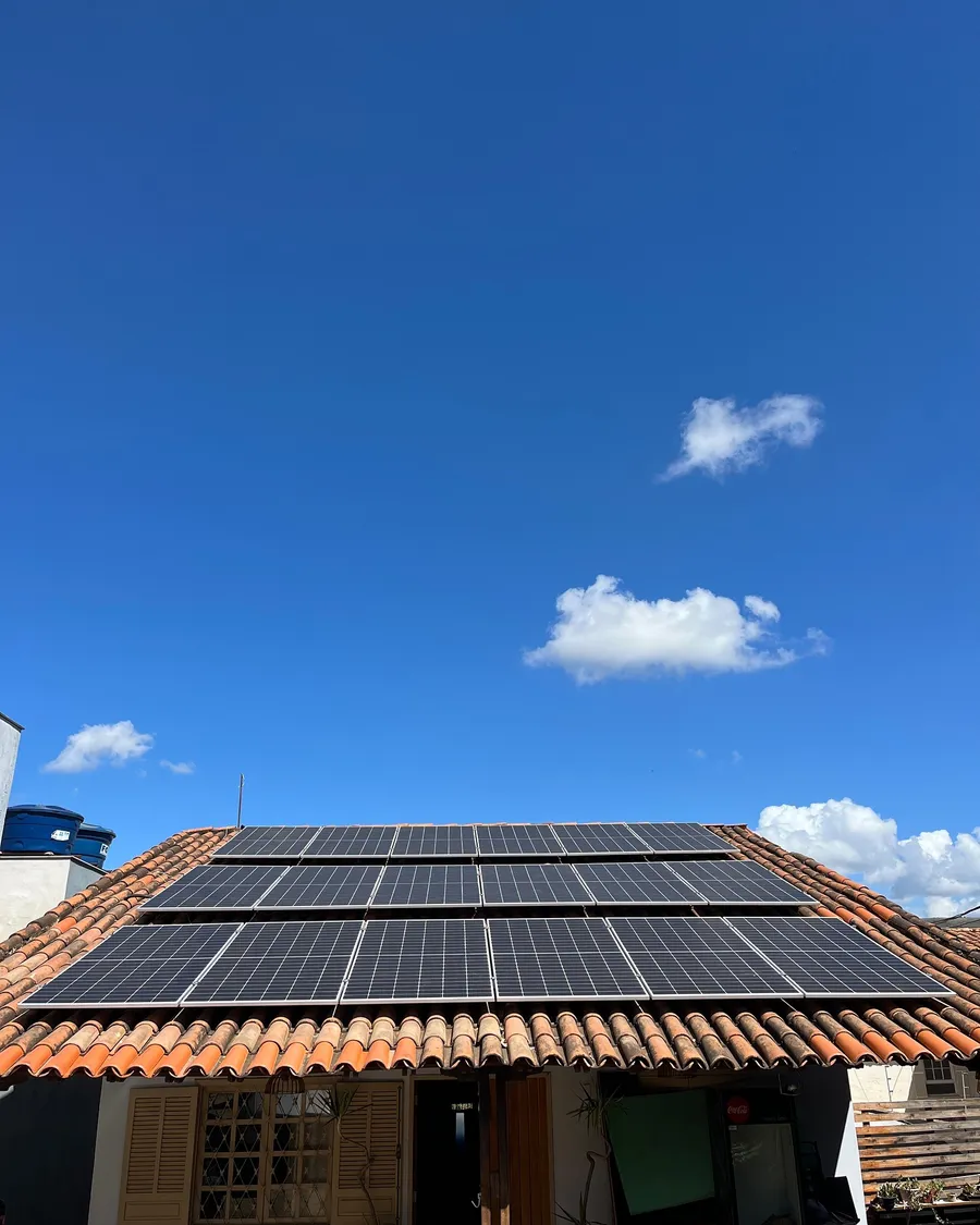 Painéis solares fixados em telhado cerâmico